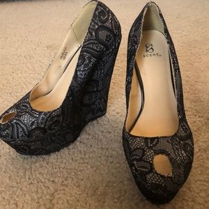 Anjelica Lace platform heel